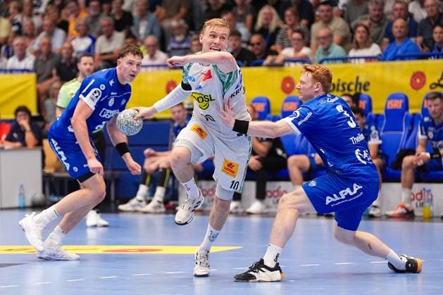 29 08 2025, xydrx, Handball, 1 HBL, TBV Lemgo Lippe SC Magdeburg, PHOENIX Contact Arena Gisli Kristjansson SC Magdeburg 10 in duel against Nicolai Theilinger TBV Lemgo Lippe 3 Nordrhein Westfahlen Germany