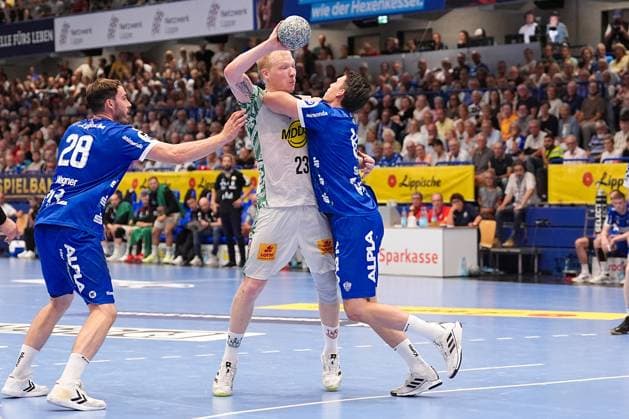 29 08 2025, xydrx, Handball, 1 HBL, TBV Lemgo Lippe SC Magdeburg, PHOENIX Contact Arena Magnus Saugstrup SC Magdeburg 23 in duel against Hendrik Wagner TBV Lemgo Lippe 28 Nordrhein Westfahlen Germany