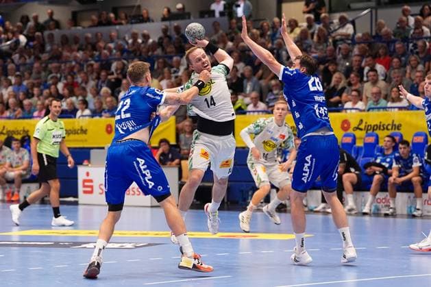 29 08 2025, xydrx, Handball, 1 HBL, TBV Lemgo Lippe SC Magdeburg, PHOENIX Contact Arena Omar Ingi Magnusson SC Magdeburg 14 in duel against Adam Nyfjaell TBV Lemgo Lippe 22 and Hendrik Wagner TBV Lemgo Lippe 28 North Rhine-Westphalia Germany