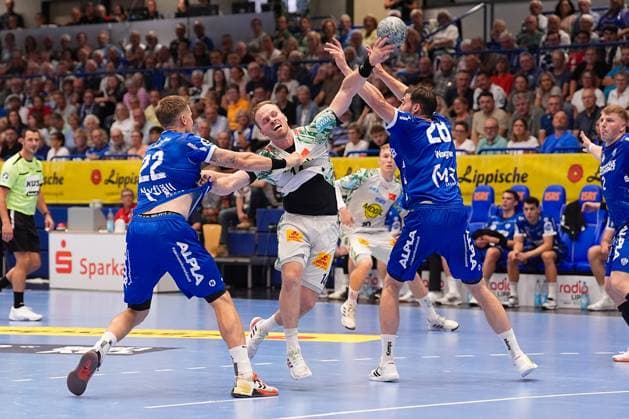 29 08 2025, xydrx, Handball, 1 HBL, TBV Lemgo Lippe SC Magdeburg, PHOENIX Contact Arena Omar Ingi Magnusson SC Magdeburg 14 in duel against Adam Nyfjaell TBV Lemgo Lippe 22 and Hendrik Wagner TBV Lemgo Lippe 28 North Rhine-Westphalia Germany