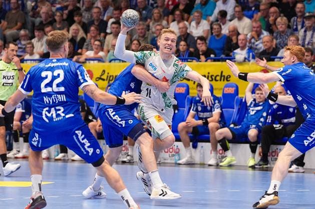 29 08 2025, xydrx, Handball, 1 HBL, TBV Lemgo Lippe SC Magdeburg, PHOENIX Contact Arena Hendrik Wagner TBV Lemgo Lippe 28 in duel against Gisli Kristjansson SC Magdeburg 10 Nordrhein Westfahlen Germany