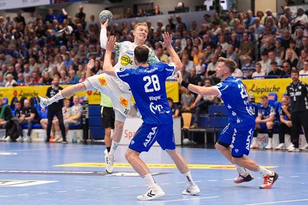 29 08 2025, xydrx, Handball, 1 HBL, TBV Lemgo Lippe SC Magdeburg, PHOENIX Contact Arena Gisli Kristjansson SC Magdeburg 10 in duel against Hendrik Wagner TBV Lemgo Lippe 28 Nordrhein Westfahlen Germany