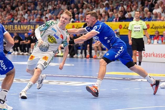 29 08 2025, xydrx, Handball, 1 HBL, TBV Lemgo Lippe SC Magdeburg, PHOENIX Contact Arena Gisli Kristjansson SC Magdeburg 10 in duel against Adam Nyfjaell TBV Lemgo Lippe 22 North Rhine-Westphalia Germany