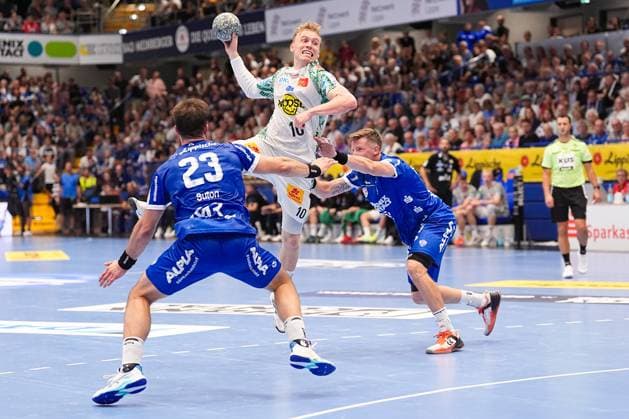 29 08 2025, xydrx, Handball, 1 HBL, TBV Lemgo Lippe SC Magdeburg, PHOENIX Contact Arena Gisli Kristjansson SC Magdeburg 10 in duel against Tim Suton TBV Lemgo Lippe 23 and Adam Nyfjaell TBV Lemgo Lippe 22 Nordrhein Westfahlen Germany