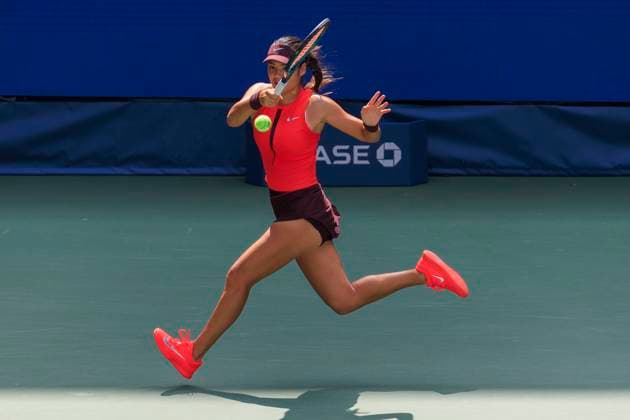 August 29, 2025, Flushing Meadows, New York, USA: EMMA RADUCANU hits a running forehand return during a match against Elena Rybakina on Day 6 of the 2025 US Open at USTA Billie Jean King National Tennis Center on Friday. Rybakina won 6:1 6:2. Flushing Meadows USA - ZUMAp124 20250829_zaa_p124_017 Copyright: xJavierxRojasx