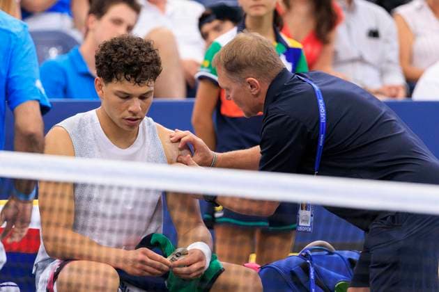August 29, 2025, Flushing Meadows, New York, USA: Ben Shelton receives treatment for a shoulder injury that developed during his match against Adrian Mannarino on Day 6 of the 2025 US Open at USTA Billie Jean King National Tennis Center on Friday August 29, 2025 in the Flushing neighborhood of the Queens borough of New York City. JAVIER ROJAS PI Flushing Meadows USA - ZUMAp124 20250829_zaa_p124_036 Copyright: xJavierxRojasx