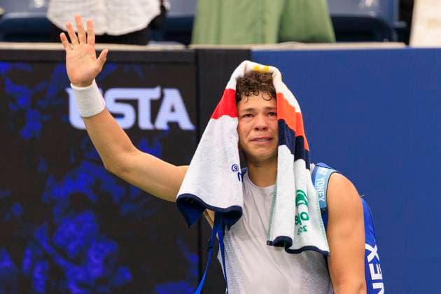 August 29, 2025, Flushing Meadows, New York, USA: Ben Shelton waves to fans before walking out as he retires due to shoulder injury that developed during his match against Adrian Mannarino on Day 6 of the 2025 US Open at USTA Billie Jean King National Tennis Center on Friday August 29, 2025 in the Flushing neighborhood of the Queens borough of New York City. JAVIER ROJAS PI Flushing Meadows USA - ZUMAp124 20250829_zaa_p124_046 Copyright: xJavierxRojasx