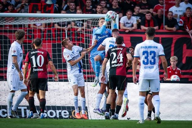 Jan Reichert 1 1FC Nuernberg fengt einen Flankenball ab, 1 FC Nuernberg vs SC Paderborn 07, DFL, 2 Bundesliga, Saison 2025 2026, Max Morlock Stadion, 4 Spieltag, Hinrunde, 29 08 2025 DFB regulations prohibit any use of photographs as image sequences and or quasi video Nuernberg Bayern Germany Copyright: xkolbert-press MartinxAgüerax