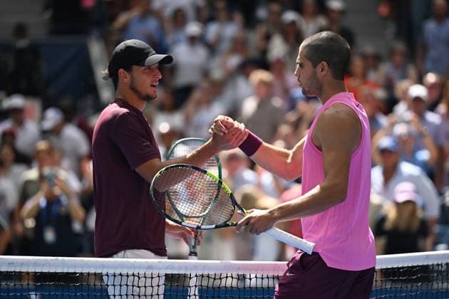 (250830) -- NEW YORK, Aug. 30, 2025 -- Carlos Alcaraz (R) of Spain and Luciano Darderi of Italy shake hands after their men s singles third round match at the 2025 US Open tennis championships in New York, the United States, Aug. 29, 2025. ) (SP)U.S.-NEW YORK-TENNIS-US OPEN-MEN S SINGLES-ALCARAZ VS DARDERI LixRui 