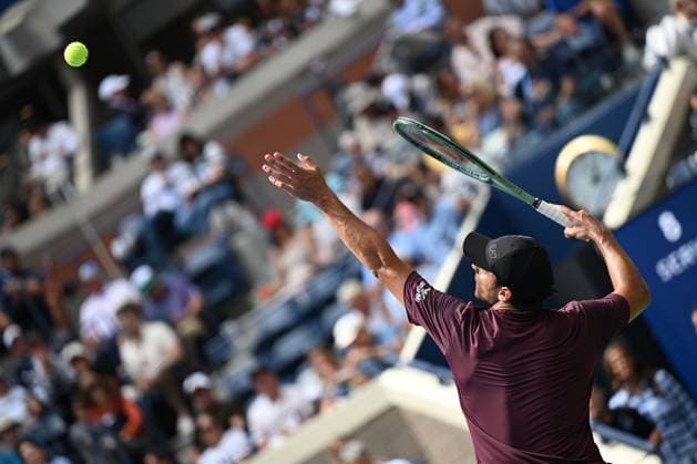 (250830) -- NEW YORK, Aug. 30, 2025 -- Luciano Darderi of Italy serves during the men s singles third round match against Carlos Alcaraz of Spain at the 2025 US Open tennis championships in New York, the United States, Aug. 29, 2025. ) (SP)U.S.-NEW YORK-TENNIS-US OPEN-MEN S SINGLES-ALCARAZ VS DARDERI LixRui 
