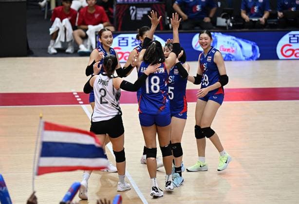 (250830) -- BANGKOK, Aug. 30, 2025 -- Players of Thailand celebrate scoring during the Round of 16 match between Japan and Thailand at the Volleyball Women s World Championship, WM, Weltmeisterschaft in Bangkok, Thailand, Aug. 29, 2025. ) (SP)THAILAND-BANGKOK-VOLLEYBALL-WOMEN S WORLD CHAMPIONSHIP-JAPAN VS THAILAND HouxZhaokang 