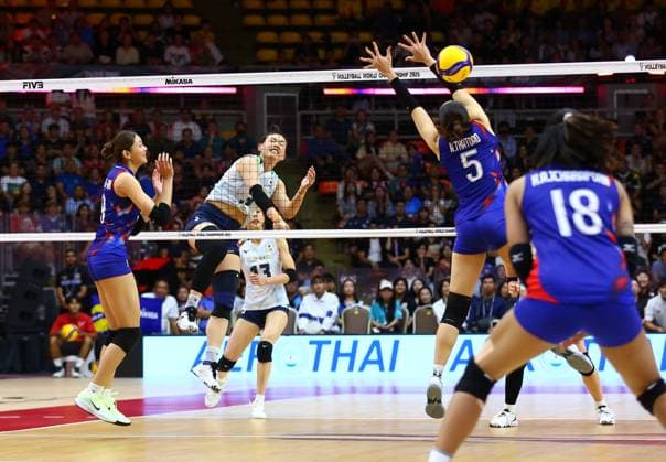 (250830) -- BANGKOK, Aug. 30, 2025 -- Shimamura Haruyo (2nd L) of Japan spikes the ball during the Round of 16 match between Japan and Thailand at the Volleyball Women s World Championship, WM, Weltmeisterschaft in Bangkok, Thailand, Aug. 29, 2025. ) (SP)THAILAND-BANGKOK-VOLLEYBALL-WOMEN S WORLD CHAMPIONSHIP-JAPAN VS THAILAND SunxWeitong 