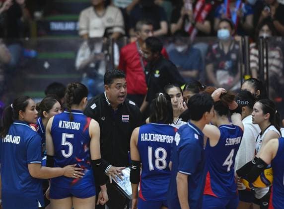 (250830) -- BANGKOK, Aug. 30, 2025 -- Thailand s head coach Kiattipong Radchatagriengkai (4th L) instructs players during the Round of 16 match between Japan and Thailand at the Volleyball Women s World Championship, WM, Weltmeisterschaft in Bangkok, Thailand, Aug. 29, 2025. ) (SP)THAILAND-BANGKOK-VOLLEYBALL-WOMEN S WORLD CHAMPIONSHIP-JAPAN VS THAILAND HouxZhaokang 