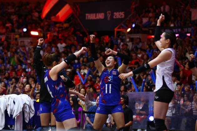(250830) -- BANGKOK, Aug. 30, 2025 -- Players of Thailand celebrate scoring during the Round of 16 match between Japan and Thailand at the Volleyball Women s World Championship, WM, Weltmeisterschaft in Bangkok, Thailand, Aug. 29, 2025. ) (SP)THAILAND-BANGKOK-VOLLEYBALL-WOMEN S WORLD CHAMPIONSHIP-JAPAN VS THAILAND SunxWeitong 