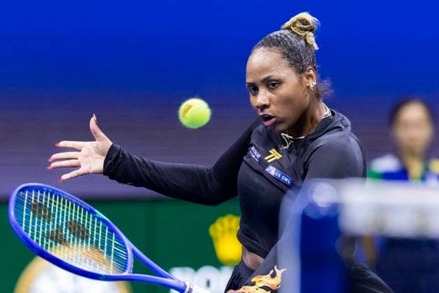 Taylor Townsend returns a ball to Mirra Andreeva of Russia in the third round in Arthur Ashe Stadium on day 6 at the 2025 US Open Tennis Championship at the USTA Billie Jean King National Tennis Center in New York City on Friday, August 29, 2025.  NYP20250829837 COREYxSIPKIN