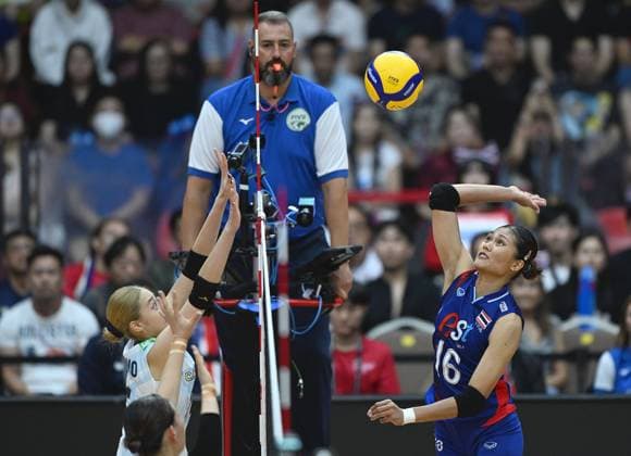 (250830) -- BANGKOK, Aug. 30, 2025 -- Pimpichaya Kokram (R) of Thailand spikes the ball during the Round of 16 match between Japan and Thailand at the Volleyball Women s World Championship, WM, Weltmeisterschaft in Bangkok, Thailand, Aug. 29, 2025. ) (SP)THAILAND-BANGKOK-VOLLEYBALL-WOMEN S WORLD CHAMPIONSHIP-JAPAN VS THAILAND HouxZhaokang 