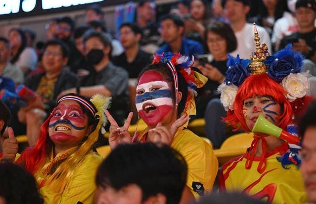 (250830) -- BANGKOK, Aug. 30, 2025 -- Fans of Thailand pose for photos during the Round of 16 match between Japan and Thailand at the Volleyball Women s World Championship, WM, Weltmeisterschaft in Bangkok, Thailand, Aug. 29, 2025. ) (SP)THAILAND-BANGKOK-VOLLEYBALL-WOMEN S WORLD CHAMPIONSHIP-JAPAN VS THAILAND HouxZhaokang 