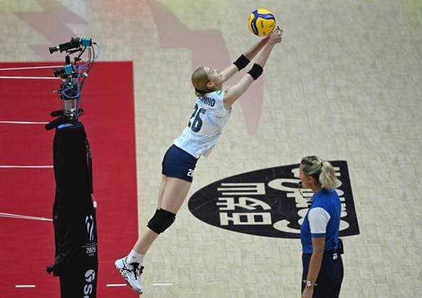 (250830) -- BANGKOK, Aug. 30, 2025 -- Sato Yoshino (L) of Japan tries to save the ball during the Round of 16 match between Japan and Thailand at the Volleyball Women s World Championship, WM, Weltmeisterschaft in Bangkok, Thailand, Aug. 29, 2025. ) (SP)THAILAND-BANGKOK-VOLLEYBALL-WOMEN S WORLD CHAMPIONSHIP-JAPAN VS THAILAND HouxZhaokang 