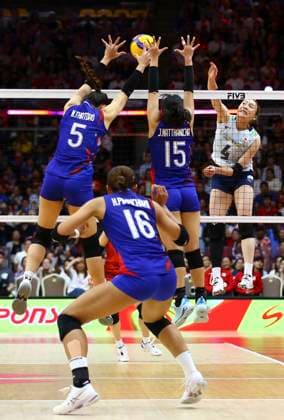 (250830) -- BANGKOK, Aug. 30, 2025 -- Ishikawa Mayu (1st R) of Japan spikes the ball during the Round of 16 match between Japan and Thailand at the Volleyball Women s World Championship, WM, Weltmeisterschaft in Bangkok, Thailand, Aug. 29, 2025. ) (SP)THAILAND-BANGKOK-VOLLEYBALL-WOMEN S WORLD CHAMPIONSHIP-JAPAN VS THAILAND SunxWeitong 