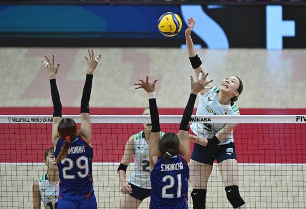 (250830) -- BANGKOK, Aug. 30, 2025 -- Ishikawa Mayu (1st R) of Japan spikes the ball during the Round of 16 match between Japan and Thailand at the Volleyball Women s World Championship, WM, Weltmeisterschaft in Bangkok, Thailand, Aug. 29, 2025. ) (SP)THAILAND-BANGKOK-VOLLEYBALL-WOMEN S WORLD CHAMPIONSHIP-JAPAN VS THAILAND HouxZhaokang 
