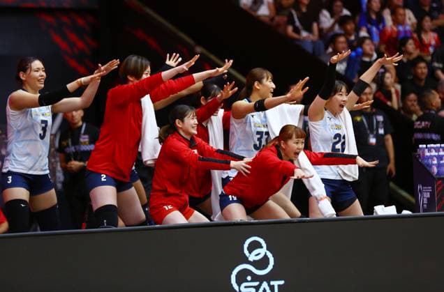 (250830) -- BANGKOK, Aug. 30, 2025 -- Bench players of Japan celebrate scoring during the Round of 16 match between Japan and Thailand at the Volleyball Women s World Championship, WM, Weltmeisterschaft in Bangkok, Thailand, Aug. 29, 2025. ) (SP)THAILAND-BANGKOK-VOLLEYBALL-WOMEN S WORLD CHAMPIONSHIP-JAPAN VS THAILAND SunxWeitong 