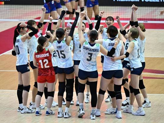 (250830) -- BANGKOK, Aug. 30, 2025 -- Players of Japan celebrate victory after the Round of 16 match between Japan and Thailand at the Volleyball Women s World Championship, WM, Weltmeisterschaft in Bangkok, Thailand, Aug. 29, 2025. ) (SP)THAILAND-BANGKOK-VOLLEYBALL-WOMEN S WORLD CHAMPIONSHIP-JAPAN VS THAILAND HouxZhaokang 