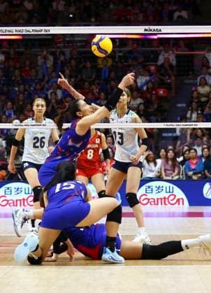 (250830) -- BANGKOK, Aug. 30, 2025 -- Thatdao Nuekjang (2nd L) of Thailand saves a ball during the Round of 16 match between Japan and Thailand at the Volleyball Women s World Championship, WM, Weltmeisterschaft in Bangkok, Thailand, Aug. 29, 2025. ) (SP)THAILAND-BANGKOK-VOLLEYBALL-WOMEN S WORLD CHAMPIONSHIP-JAPAN VS THAILAND SunxWeitong 