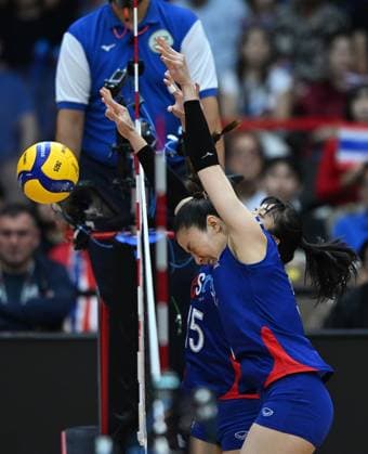 (250830) -- BANGKOK, Aug. 30, 2025 -- Thatdao Nuekjang (front) and Natthanicha Jaisaen of Thailand block the ball during the Round of 16 match between Japan and Thailand at the Volleyball Women s World Championship, WM, Weltmeisterschaft in Bangkok, Thailand, Aug. 29, 2025. ) (SP)THAILAND-BANGKOK-VOLLEYBALL-WOMEN S WORLD CHAMPIONSHIP-JAPAN VS THAILAND HouxZhaokang 