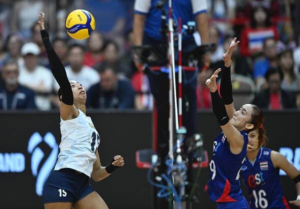 (250830) -- BANGKOK, Aug. 30, 2025 -- Miyabe Airi (L) of Japan spikes the ball during the Round of 16 match between Japan and Thailand at the Volleyball Women s World Championship, WM, Weltmeisterschaft in Bangkok, Thailand, Aug. 29, 2025. ) (SP)THAILAND-BANGKOK-VOLLEYBALL-WOMEN S WORLD CHAMPIONSHIP-JAPAN VS THAILAND HouxZhaokang 