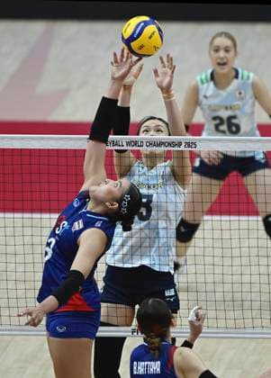 (250830) -- BANGKOK, Aug. 30, 2025 -- Shimamura Haruyo (2nd L) of Japan competes against Pornpun Guedpard (1st L) of Thailand during the Round of 16 match between Japan and Thailand at the Volleyball Women s World Championship, WM, Weltmeisterschaft in Bangkok, Thailand, Aug. 29, 2025. ) (SP)THAILAND-BANGKOK-VOLLEYBALL-WOMEN S WORLD CHAMPIONSHIP-JAPAN VS THAILAND HouxZhaokang 