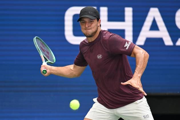 (250830) -- NEW YORK, Aug. 30, 2025 -- Luciano Darderi of Italy hits a return during the men s singles third round match against Carlos Alcaraz of Spain at the 2025 US Open tennis championships in New York, the United States, Aug. 29, 2025. ) (SP)U.S.-NEW YORK-TENNIS-US OPEN-MEN S SINGLES-ALCARAZ VS DARDERI LixRui 