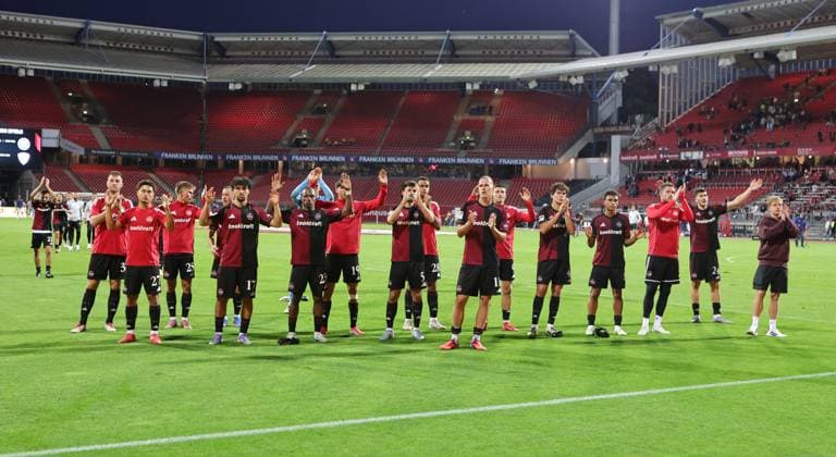 29 08 2025 Soccer Season 2025 2026 2 Soccer Bundesliga 04 Matchday 1 FC Nürnberg FCN Club SC Paderborn 07 SCP Sportfoto Zink DaMa xdaxmax DFL regulations prohibit any use of photographs as image sequences and or quasi video only for editorial use Mannschaft Team des FCN bedankt sich nach Spielende bei Clubfan Clubfans FCN Fans Fans Fans