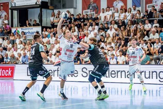 2 HBL TV Hüttenberg HC Oppenweiler Backnang, 29 08 25 Paul Ohl TV Hüttenberg, 10 , Lukas Rauh HC Oppenweiler Backnang, 34 , Jan Forstbauer HC Oppenweiler Backnang, 23 , Paul Kompenhans TV Hüttenberg, 34 2 HBL TV Hüttenberg HC Oppenweiler Backnang Hüttenberg, 29 08 25 Copyright: xBEAUTIFULxSPORTS Roeczeyx