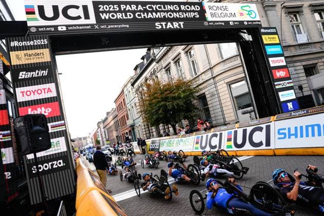 2025 UCI Para-cycling Road World Championships Picture by Olly Hassell SWpix.com - 30 08 2025 - Cycling - 2025 UCI Para-cycling Road World Championships - Ronse, Flanders, Belgium - Men H1-2 Road Race - Race Start Copyright: x xSWpix.comx(t axPhotographyxHubxLtd)xOllyxHassell SWpix.comx SWP-3069-0915