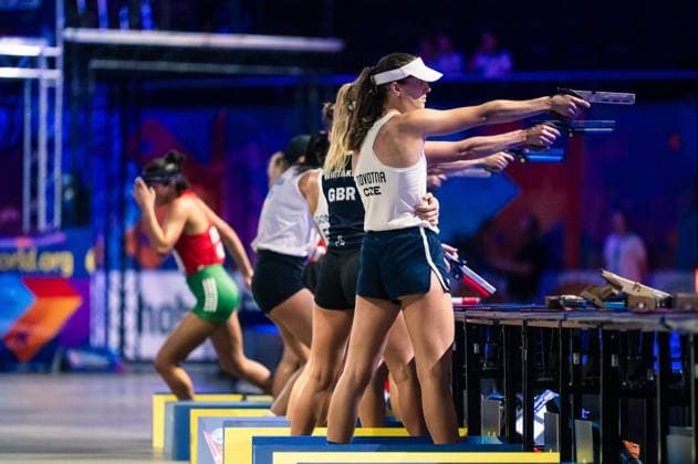 Veronika Novotna from Czech Republic (right) competes in women s Modern pentathlon, moderner Fünfkampf semifinals at the World Championships in Kaunas, Lithuania, 29 August 2025. (CTKxPhoto FilipxKomorous) CTKPhotoF202508290010801  CTKPhotoF202508290010801
