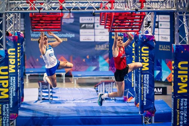 Veronika Novotna from Czech Republic (right) competes in women s Modern pentathlon, moderner Fünfkampf semifinals at the World Championships in Kaunas, Lithuania, 29 August 2025. (CTKxPhoto FilipxKomorous) CTKPhotoF202508290011101  CTKPhotoF202508290011101