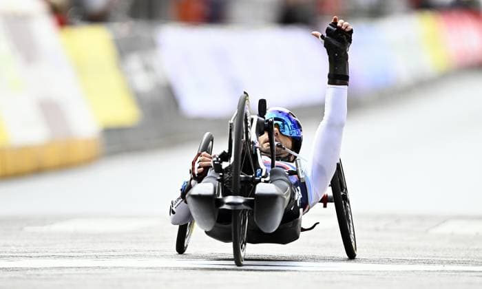 France Florian Jouanny (MH2) celebrates after winning during the road race at the UCI Para-cycling Road World Championships, Saturday 30 August 2025, in Ronse. The UCI Para-Cycling Road World Championships take place from 28 to 31 Augustus in Ronse. JASPERxJACOBS  x132813618x