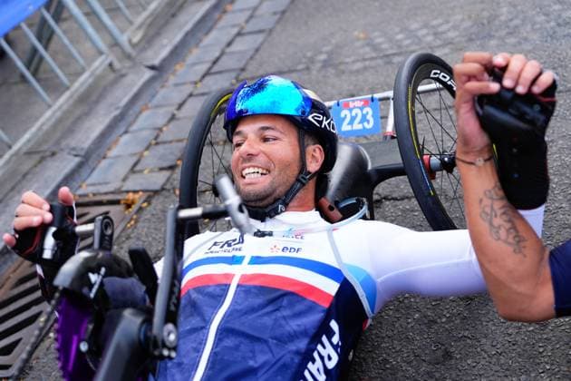 2025 UCI Para-cycling Road World Championships Picture by Olly Hassell SWpix.com - 30 08 2025 - Cycling - 2025 UCI Para-cycling Road World Championships - Ronse, Flanders, Belgium - Men H2 Road Race - Florian Jouanny (France) celebrates winning the Men H2 Road Race to become World Champion Copyright: x xSWpix.comx(t axPhotographyxHubxLtd)xOllyxHassell SWpix.comx SWP-3069-0955