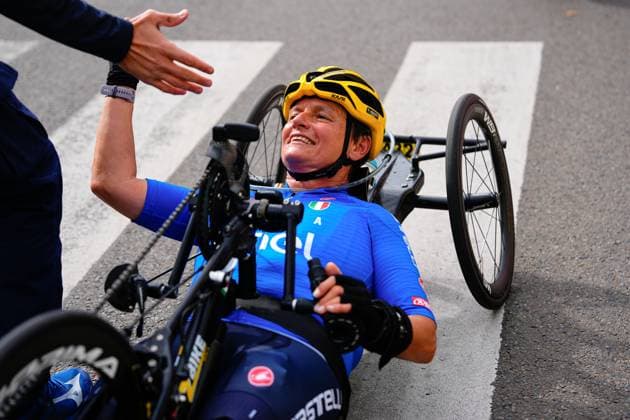 2025 UCI Para-cycling Road World Championships Picture by Olly Hassell SWpix.com - 30 08 2025 - Cycling - 2025 UCI Para-cycling Road World Championships - Ronse, Flanders, Belgium - Women H2 Road Race - Roberta Amadeo (Italy) celebrates winning the Women H2 Road Race to become World Champion Copyright: x xSWpix.comx(t axPhotographyxHubxLtd)xOllyxHassell SWpix.comx SWP-3069-0973