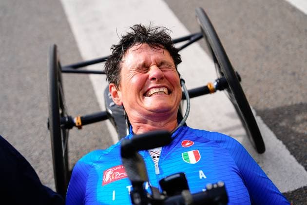 2025 UCI Para-cycling Road World Championships Picture by Olly Hassell SWpix.com - 30 08 2025 - Cycling - 2025 UCI Para-cycling Road World Championships - Ronse, Flanders, Belgium - Women H2 Road Race - Roberta Amadeo (Italy) celebrates winning the Women H2 Road Race to become World Champion Copyright: x xSWpix.comx(t axPhotographyxHubxLtd)xOllyxHassell SWpix.comx SWP-3069-0974