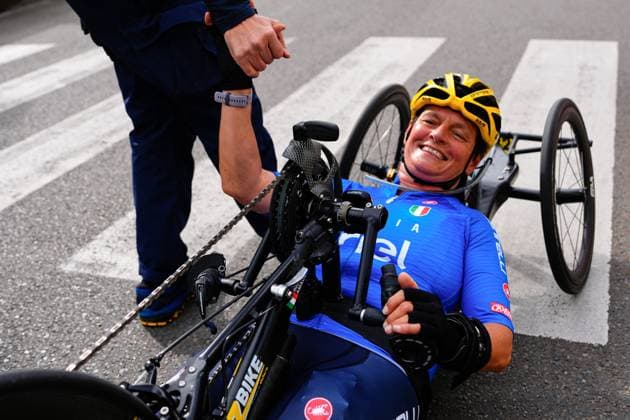 2025 UCI Para-cycling Road World Championships Picture by Olly Hassell SWpix.com - 30 08 2025 - Cycling - 2025 UCI Para-cycling Road World Championships - Ronse, Flanders, Belgium - Women H2 Road Race - Roberta Amadeo (Italy) celebrates winning the Women H2 Road Race to become World Champion Copyright: x xSWpix.comx(t axPhotographyxHubxLtd)xOllyxHassell SWpix.comx SWP-3069-0975