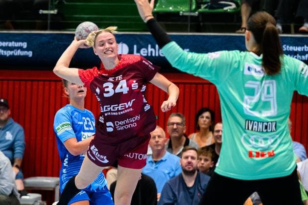 Handball Bundesliga Frauen, Sport Union Neckarsulm HSG Bensheim Auerbach Mia Ziercke Bensheim , Torhueterin Lena Ivancok Neckarsulm Neckarsulm Ballei Baden Württemberg Germany
