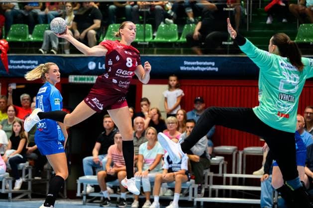 Handball Bundesliga Frauen, Sport Union Neckarsulm HSG Bensheim Auerbach Lena Degenhardt HSG Bensheim , Torhueterin Lena Ivancok Neckarsulm Neckarsulm Ballei Baden Württemberg Germany