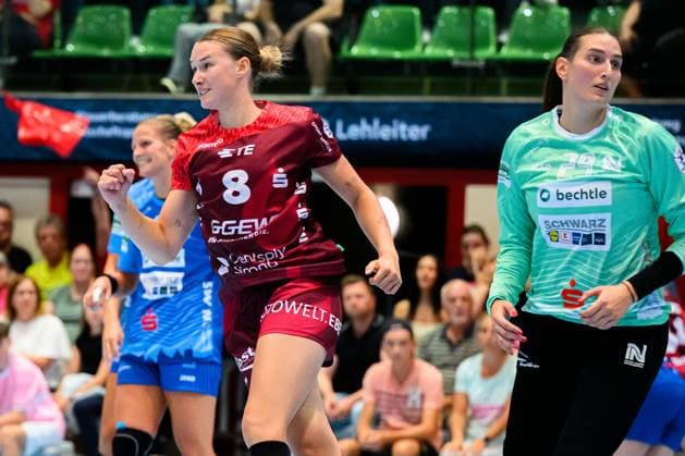 Handball Bundesliga Frauen, Sport Union Neckarsulm HSG Bensheim Auerbach Lena Degenhardt HSG Bensheim Jubel Freude Emotion Torjubel Torschuetze Torschütze Neckarsulm Ballei Baden Württemberg Germany
