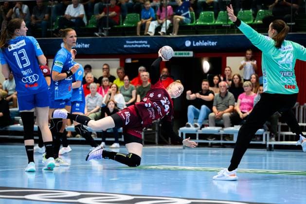 Handball Bundesliga Frauen, Sport Union Neckarsulm HSG Bensheim Auerbach Meike Schmelzer Bensheim , Torhueterin Lena Ivancok Neckarsulm Neckarsulm Ballei Baden Württemberg Germany
