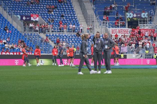 Google Pixel Womens Supercup, FC Bayern Munich vs VfL Wolfsburg, 30 08 2025 The Wolfsburg team inspecting the pitch before the game Google Pixel Womens Supercup, FC Bayern Munich vs VfL Wolfsburg, BBBank Wildpark Karlsruhe, 30 08 2025 DFB DFL REGULATIONS PROHIBIT ANY USE OF PHOTOGRAPHS AS IMAGE SEQUENCES AND OR QUASI VIDEO Copyright: xBEAUTIFULxSPORTS Boscox