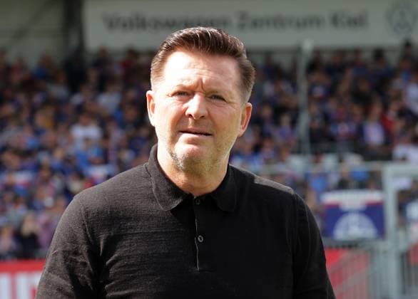 Coach Christian Titz Hannover 96 Football, Men, Season 2025 2026, 2 BL, Holstein Stadion, Holstein Kiel vs Hannover 96 DFL REGULATIONS PROHIBIT ANY USE OF PHOTOGRAPHS AS IMAGE SEQUENCES AND OR QUASI VIDEO