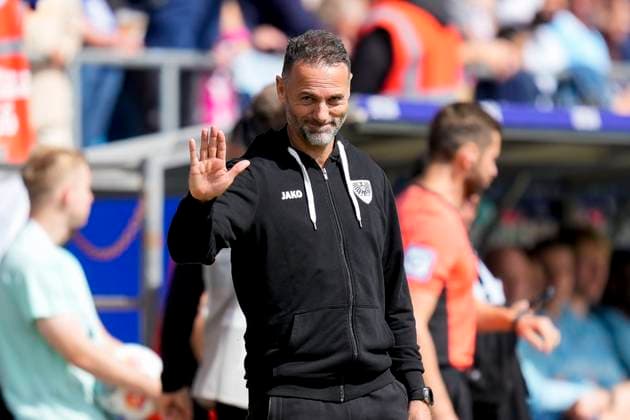 Trainer Alexander Ende Preußen Münster gestures during the 2 Bundesliga match between VfL Bochum and Preußen Münster, Vonovia Ruhrstadion on August 30, 2025 in Bochum, Germany Photo by Alex Gottschalk DeFodi Images Trainer Alexander Ende Preußen Münster gestures during the 2 Bundesliga match between VfL Bochum and Preußen Münster at Vonovia Ruhrstadion on August 30, 2025 in Bochum, Germany Photo by Alex Gottschalk DeFodi Images DFB DFL REGULATIONS PROHIBIT ANY USE OF PHOTOGRAPHS AS IMAGE SEQUENCES AND OR QUASI VIDEO Photo by Alex Gottschalk DeFodi Images DFB DFL REGULATIONS PROHIBIT ANY USE OF PHOTOGRAPHS AS IMAGE SEQUENCES AND OR QUASI VIDEO
