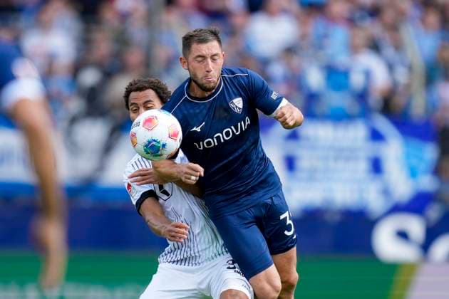 Etienne Amenyido Preußen Münster and Maximilian Wittek VfL Bochum battle for the ball during the 2 Bundesliga match between VfL Bochum and Preußen Münster, Vonovia Ruhrstadion on August 30, 2025 in Bochum, Germany Photo by Alex Gottschalk DeFodi Images Etienne Amenyido Preußen Münster and Maximilian Wittek VfL Bochum battle for the ball during the 2 Bundesliga match between VfL Bochum and Preußen Münster at Vonovia Ruhrstadion on August 30, 2025 in Bochum, Germany Photo by Alex Gottschalk DeFodi Images DFB DFL REGULATIONS PROHIBIT ANY USE OF PHOTOGRAPHS AS IMAGE SEQUENCES AND OR QUASI VIDEO Photo by Alex Gottschalk DeFodi Images DFB DFL REGULATIONS PROHIBIT ANY USE OF PHOTOGRAPHS AS IMAGE SEQUENCES AND OR QUASI VIDEO