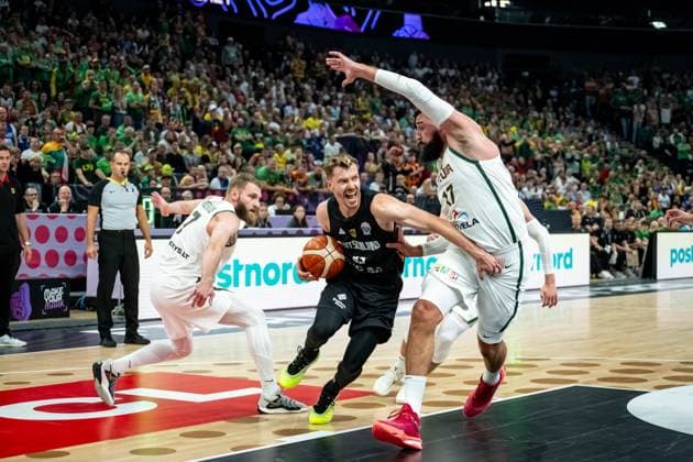 Sport Bilder des Tages Basketball Tampere 30.08.2025 DBB Länderspiel Männer Herren EuroBasket 2025 Vorrunde Litauen (LTU) - Deutschland (GER) Andreas Obst (Deutschland, No.42) Jonas Valanciunas (Litauen, No.17) *** Basketball Tampere 30 08 2025 DBB International Match Men Men EuroBasket 2025 Preliminary Round Lithuania LTU Germany GER Andreas Obst Germany, No 42 Jonas Valanciunas Lithuania, No 17